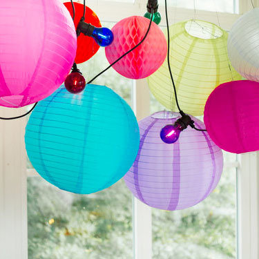 Neonlaternen, Wabenbälle und Fächer