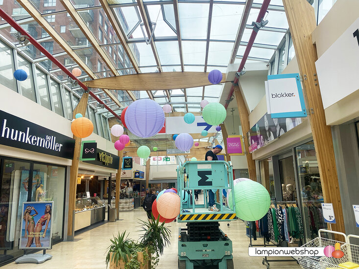 Mix van lampionnen in vrolijke kleuren in De Hoven Passage - Delft