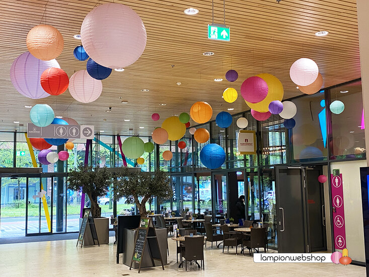 Mix van lampionnen in vrolijke kleuren in De Hoven Passage - Delft