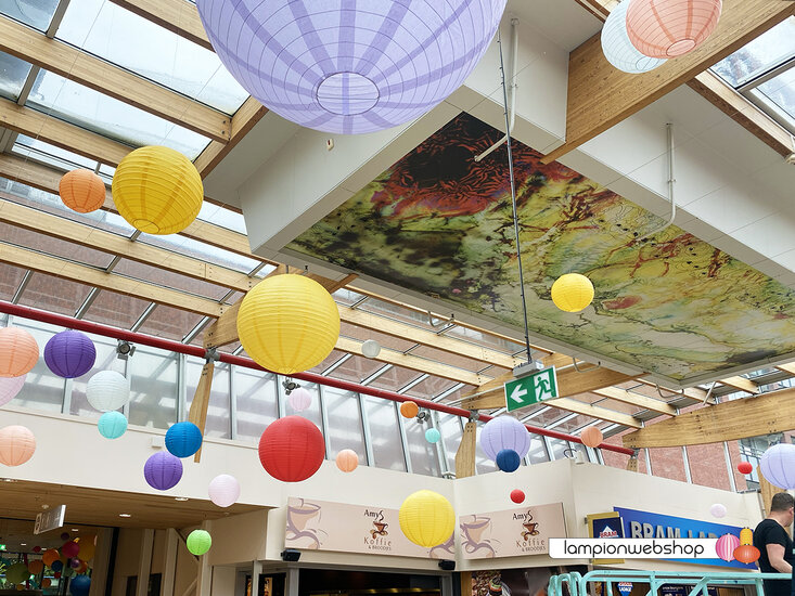 Mix van lampionnen in vrolijke kleuren in De Hoven Passage - Delft