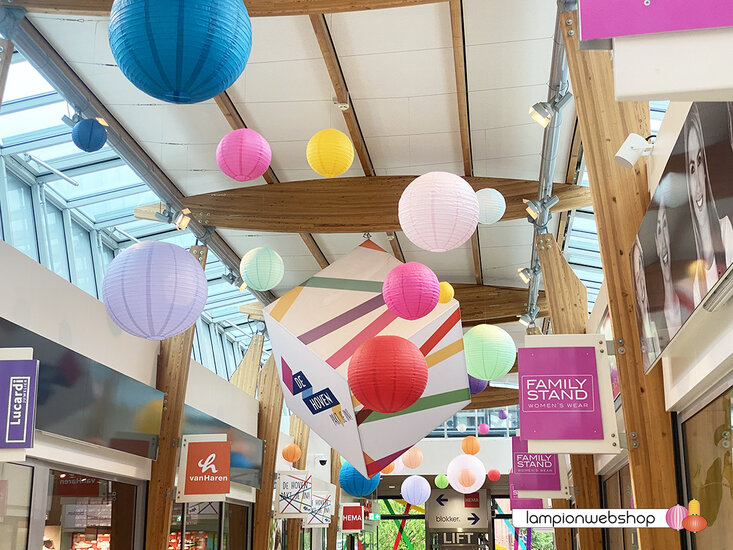 Mix van lampionnen in vrolijke kleuren in De Hoven Passage - Delft