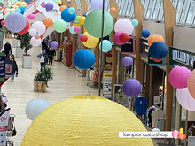 Mix van lampionnen in vrolijke kleuren in De Hoven Passage - Delft