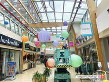 Mix van lampionnen in vrolijke kleuren in De Hoven Passage - Delft