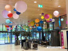 Mix van lampionnen in vrolijke kleuren in De Hoven Passage - Delft