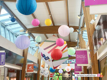 Mix van lampionnen in vrolijke kleuren in De Hoven Passage - Delft