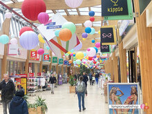 Mix van lampionnen in vrolijke kleuren in De Hoven Passage - Delft