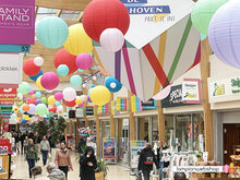 Mix van lampionnen in vrolijke kleuren in De Hoven Passage - Delft