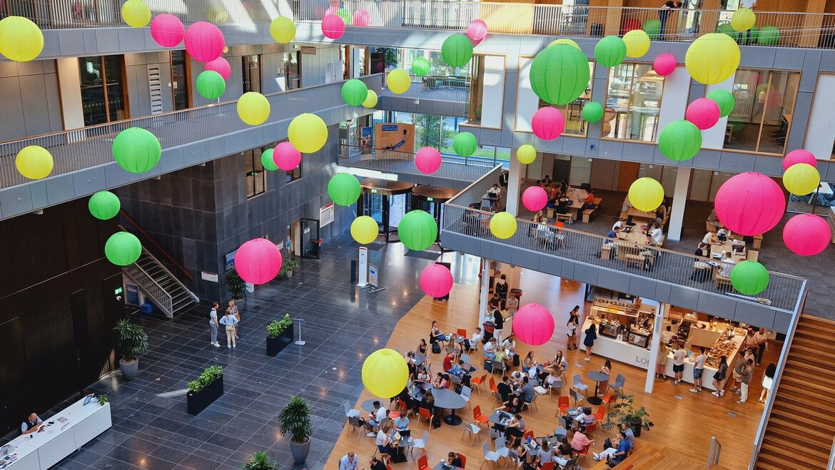 Lampionnen-in-Atrium-VU-Amsterdam-(NL)